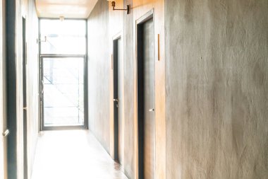 boş koridor yürüme yolu 