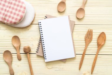 metin Not kopya sapce ile ahşap yüzeyde için boş defter