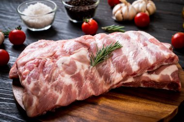 Taze çiğ domuz kaburgası. 