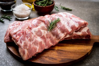 Taze çiğ domuz kaburgası. 