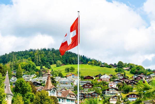 青空とスイス国旗 — ストック写真