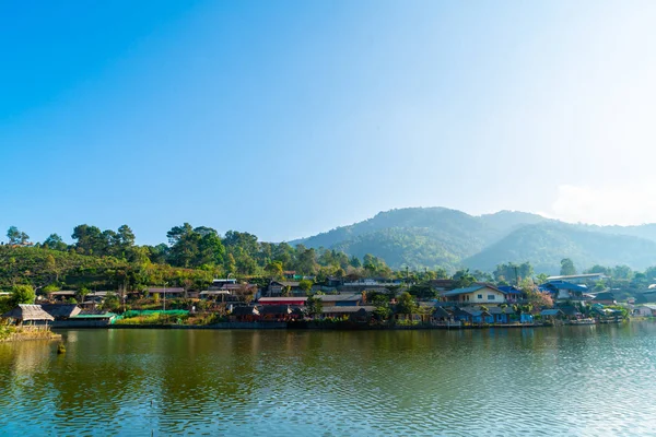 Ban rak thai dorf in der nähe von berg und see in mae hong son, — Stockfoto