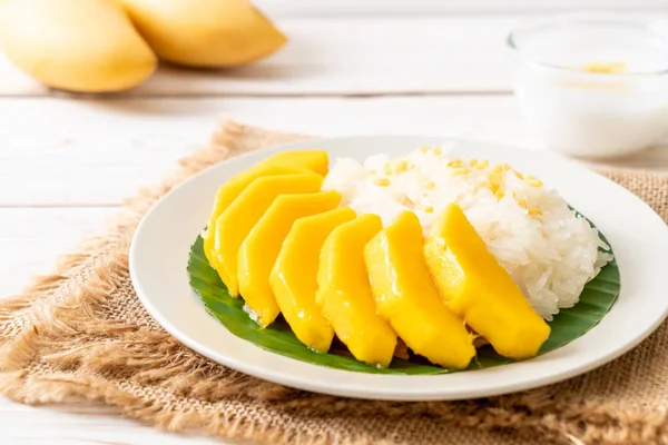 Mango with sticky rice — Stock Photo, Image