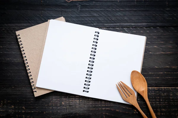 Libreta en blanco para nota de texto en superficie de madera con sapce de copia — Foto de Stock