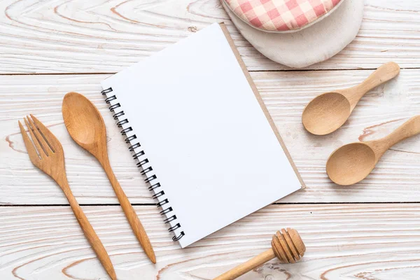 Libreta en blanco para nota de texto en superficie de madera con sapce de copia — Foto de Stock