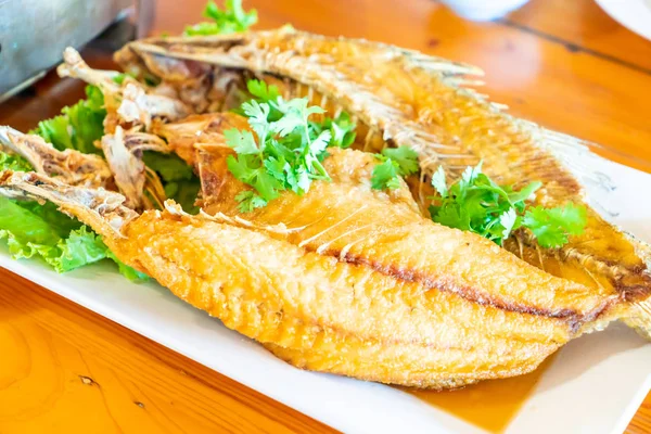 Balık sosu ile tepesinde kızarmış snapper — Stok fotoğraf