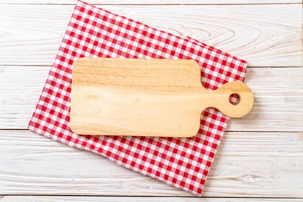 Placa de madeira de corte vazia com pano de cozinha — Fotografia de Stock
