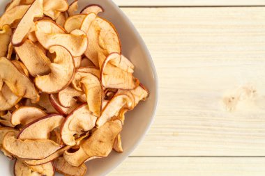 Ev yapımı kurutulmuş organik elma dilimli