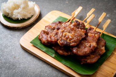 saptırılmış süt domuz beyaz yapışkan pirinç ile ızgara