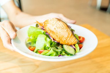 Kızarmış somon salata