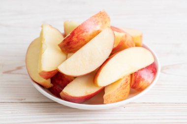 dilimlenmiş taze kırmızı elma kase