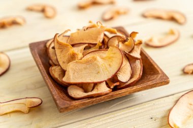 Ev yapımı kurutulmuş organik elma dilimli