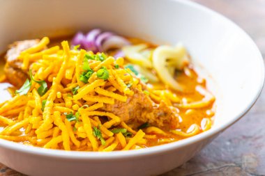 Tayland Kuzey tarzı Curried tavuk şehriye çorbası 