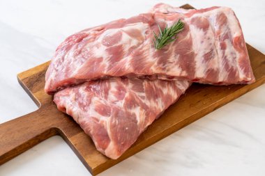 Taze çiğ domuz kaburgası. 