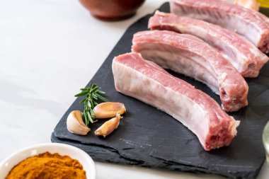 Taze Çiğ domuz kaburga malzemelerle