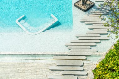 Güzel lüks otel Yüzme Havuzu çare havadan görünümü 