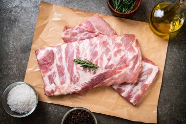 Taze çiğ domuz kaburgası. 