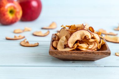 Ev yapımı kurutulmuş organik elma dilimli