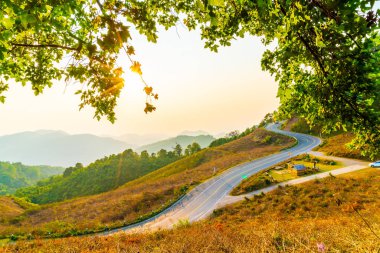 Katman dağ ve yol ile güzel günbatımı gökyüzü