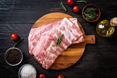 Taze çiğ domuz kaburgası. 