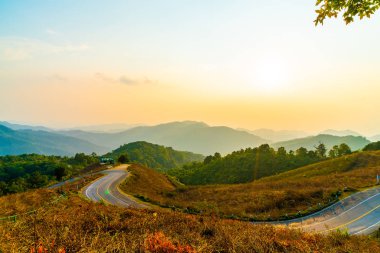 Katman dağ ve yol ile güzel günbatımı gökyüzü