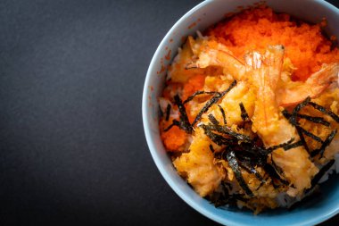 karides tempura pirinç kase karides yumurta ve deniz yosunu ile