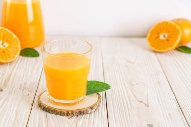 Ahşap arka plan üzerinde taze portakal suyu