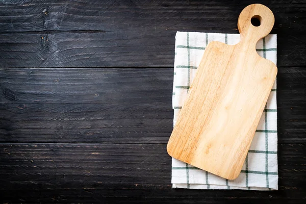 Planche à découper en bois vide avec chiffon de cuisine — Photo