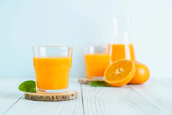 Fresh orange juice on wood background — Stock Photo, Image