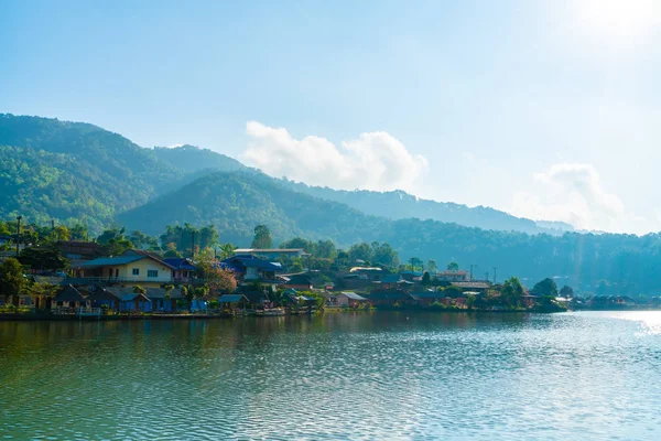 Ban rak thai dorf in der nähe von berg und see in mae hong son, — Stockfoto