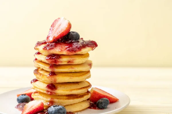Pfannkuchen mit Erdbeeren und Blaubeeren — Stockfoto
