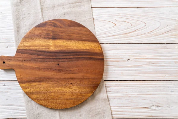 Tablero de madera de corte vacío con paño de cocina — Foto de Stock