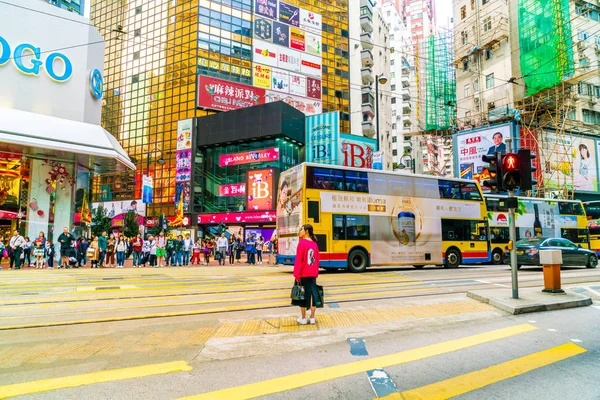 HONG KONG - FEB 21 2019: People walking across Hennessy Road, Ca — Stock Photo, Image