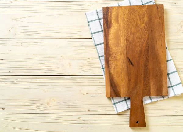 Empty cutting wooden board with kitchen cloth — Stock Photo, Image