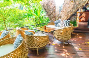 boş açık veranda masa ve sandalye yastıkları ile