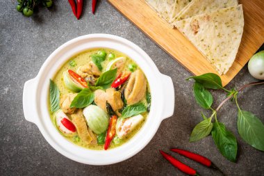 Roti ve tavuk ile yeşil köri