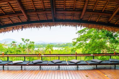 boş tablo ve minderler