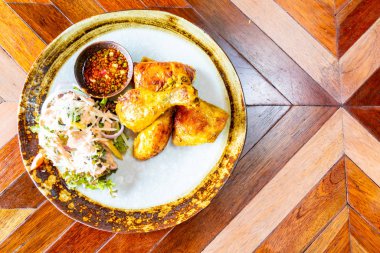 Kızarmış tavuk ve sebze salatası. 