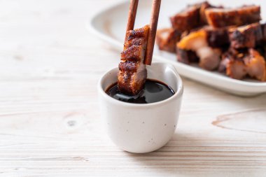 Fried çizgili domuz eti veya gevrek domuz eti veya derin kızarmış domuz eti