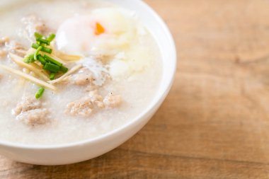 kase kıyılmış domuz eti ile pirinç çorbası 