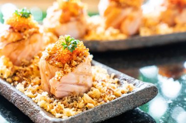 soslu somon suşi rulo 