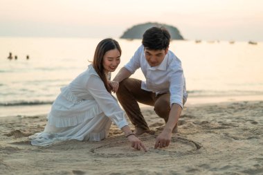 Mutlu çift balayı gidiş tropikal kum plajı üzerinde su içinde seyahat.