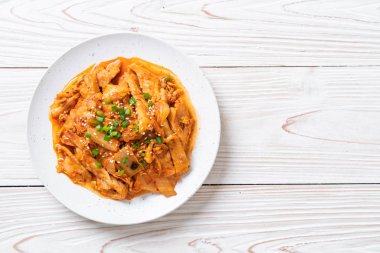 kimchi ile tavada kızartılmış domuz eti 