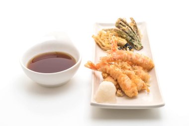 karides tempura (hırpalanmış kızarmış karides) beyaz arka plan üzerinde