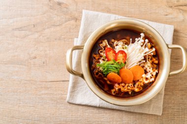 Altın tencerede Kore anlık erişte 