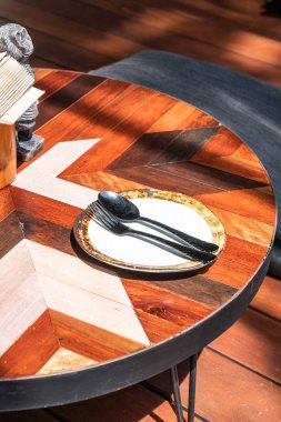 kaşık ve çatal masada boş tabak