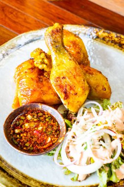 Kızarmış tavuk ve sebze salatası. 