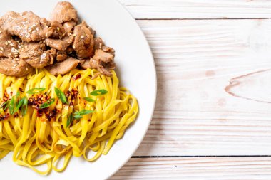 domuz eti ile Asya tavada kızartılmış erişte