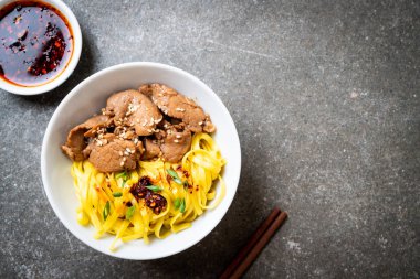 domuz eti ile Asya tavada kızartılmış erişte