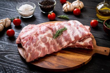 Taze çiğ domuz kaburgası. 